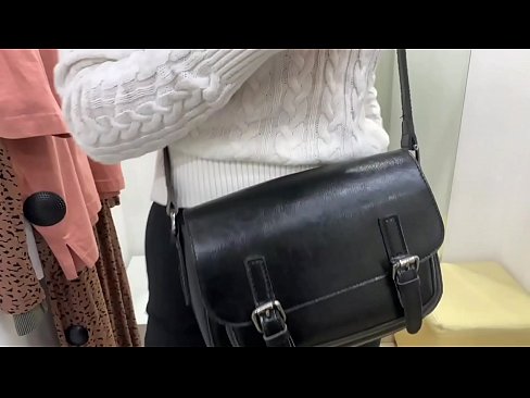 ❤️ Јавна мастурбација младе кучке ФералБерри са дилдом у соби за мерење Руски порно код нас ☑